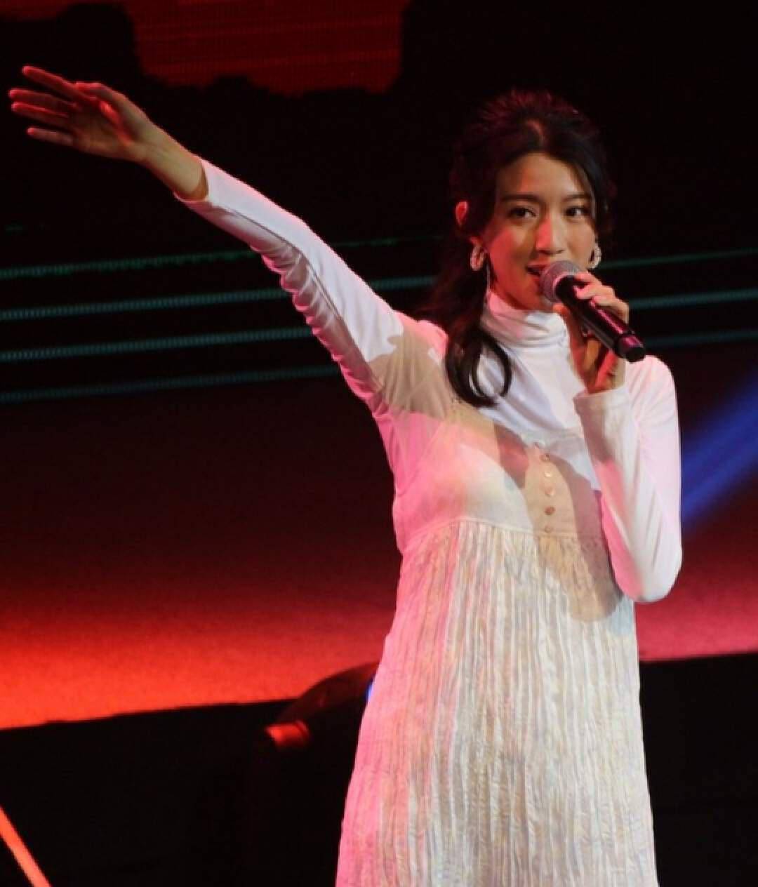 tvb视后曾被问价一夜200万,今加拿大登台演出,获赞表演精彩_蔡思贝