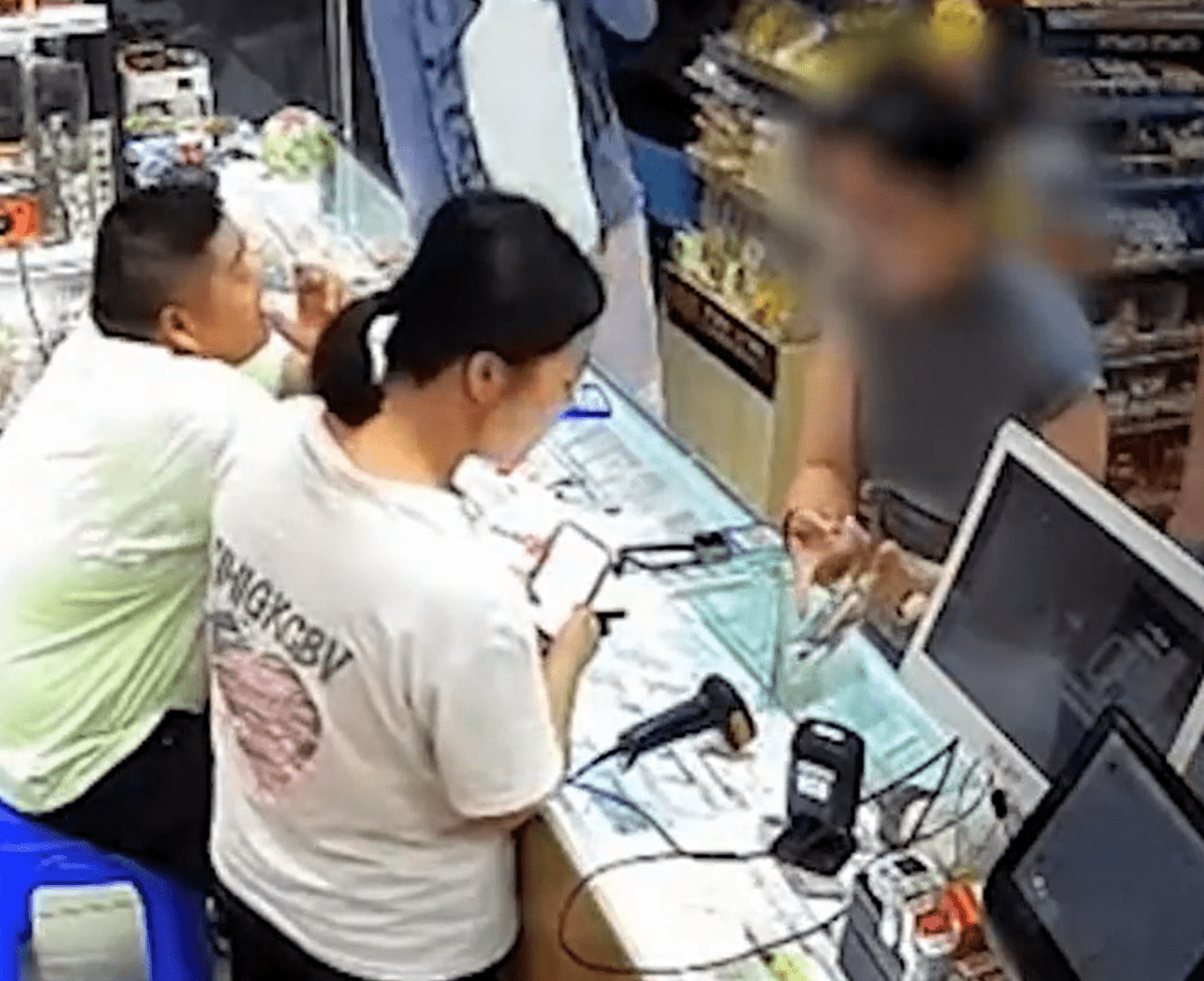 老板帮女子换钱却被要求支付手续费，老板：我是好心帮忙，不该承担手续费，旁边的阿姨都看不过去了