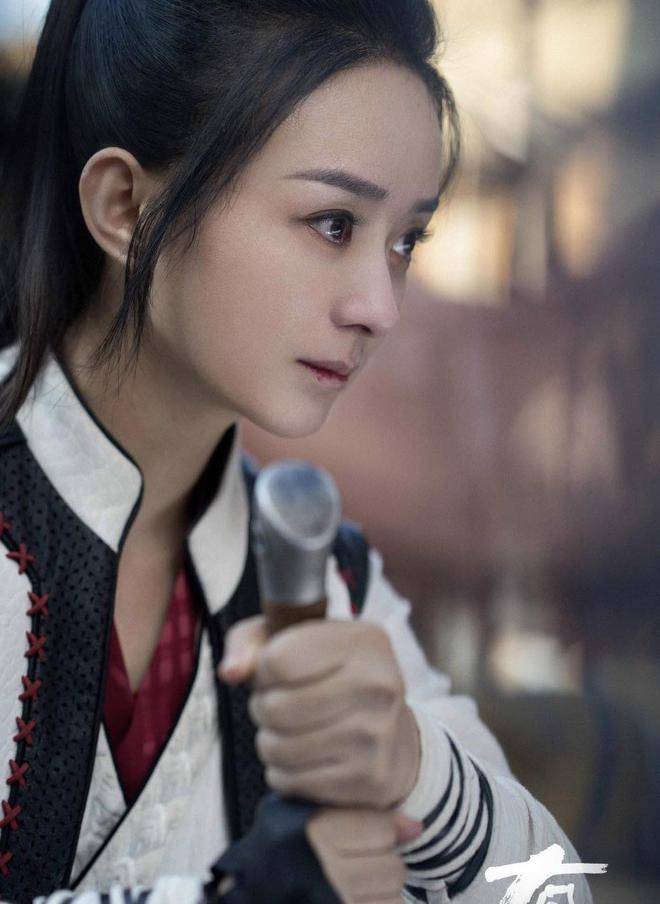 赵丽颖剧照眼里含泪,嘴唇泛血太戳人,妆发造型与女配差别大_剧中
