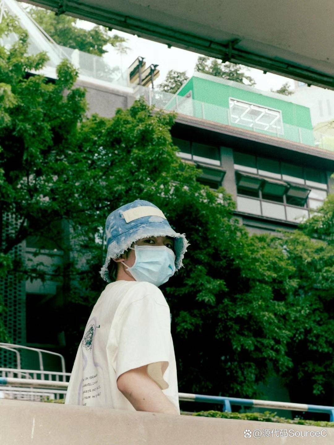 2012年12岁的王源拉着重重大音响来到地下通道说"大家好,我是王源.