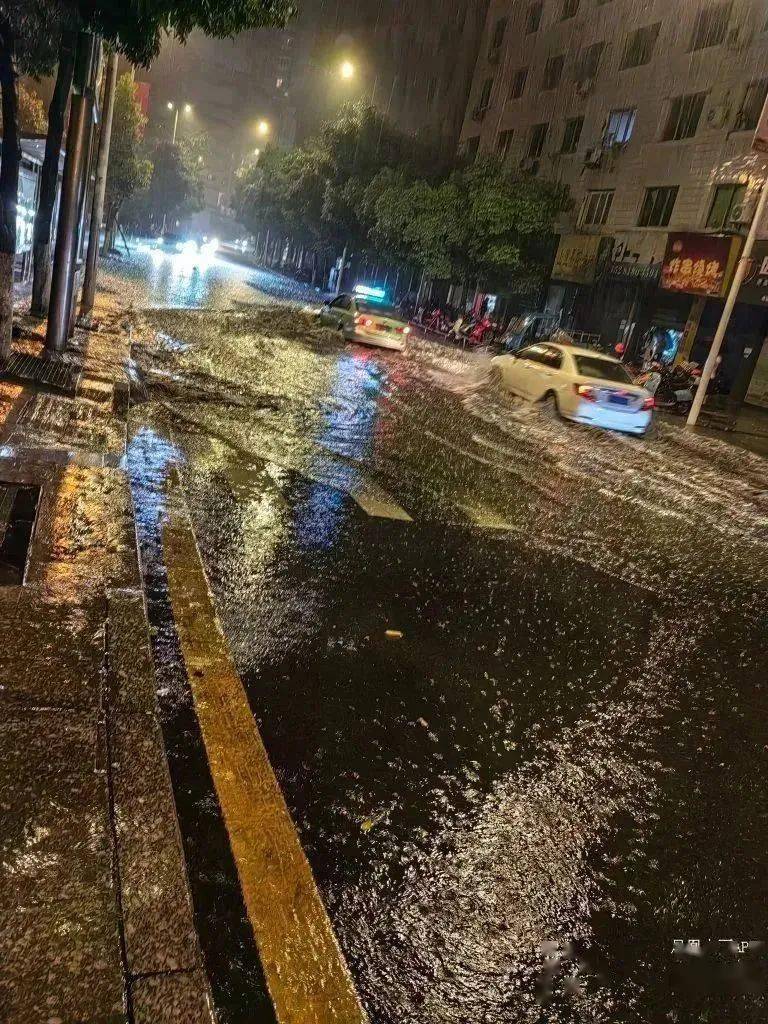 昨天晚上突然下起的大雨让城市内部也开始"涨水"了多处低洼路段,积水