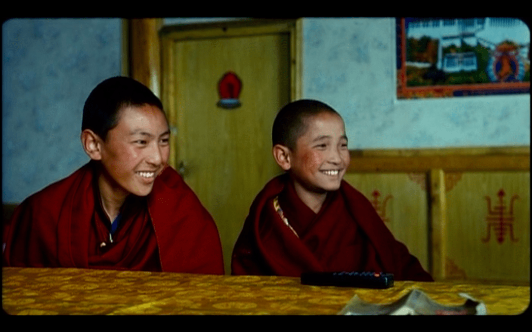 傍晚时分,小喇嘛去小活佛家帮忙,看了一会儿电视里放的新闻和藏戏