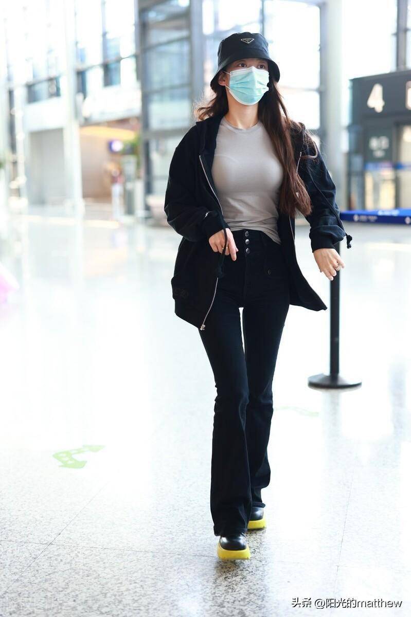 吉娜街拍:黑色外套搭配米色卫衣时尚休闲_上海_机场