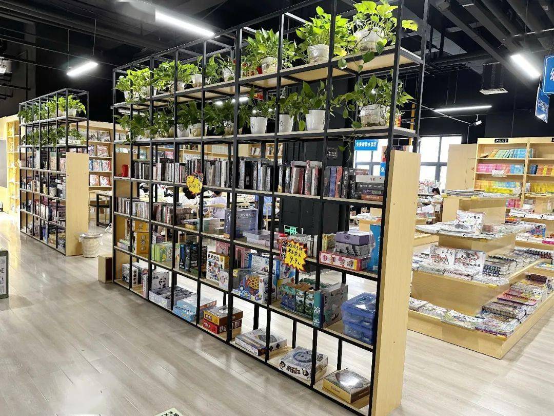 "三人行必有我师焉,我们这个书店的名字就是源于此.