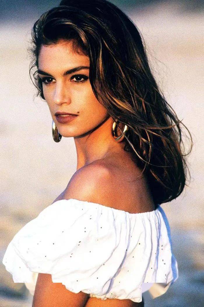 我被击中了,我突然发现那些大波浪卷发,现代主义配饰,白t恤与牛仔裤