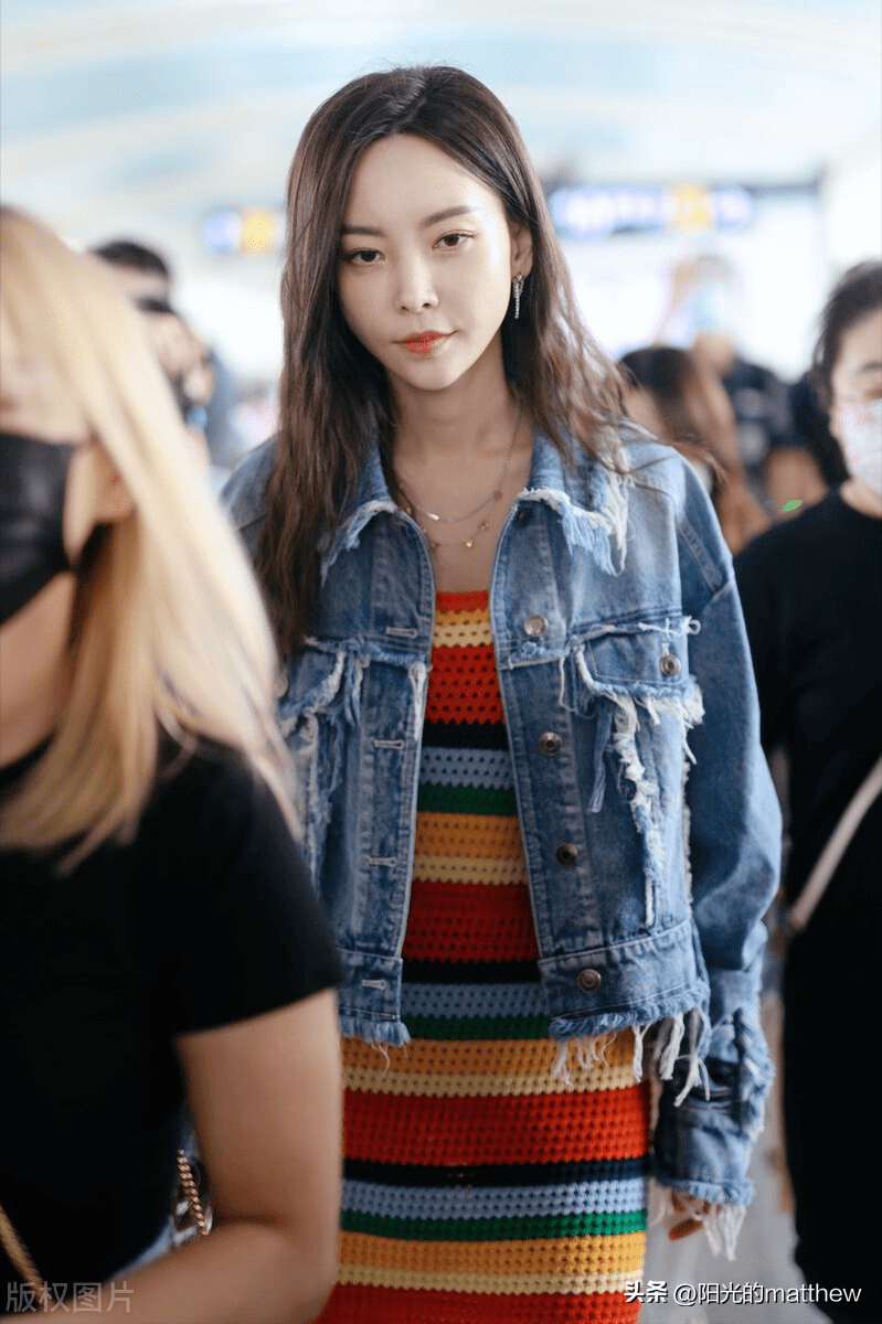 于文文街拍:长发披肩艳丽短裙夺目_山东省_济南_机场