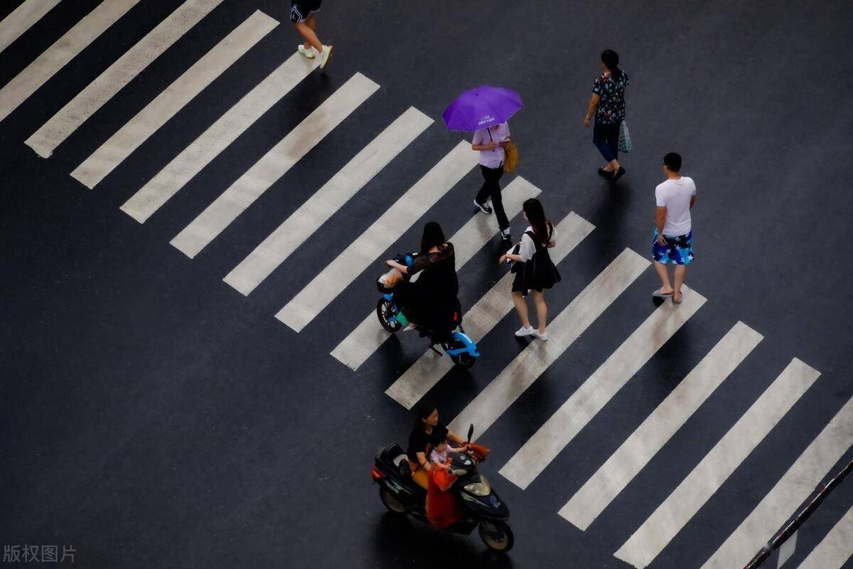 行人正确过马路的图片图片