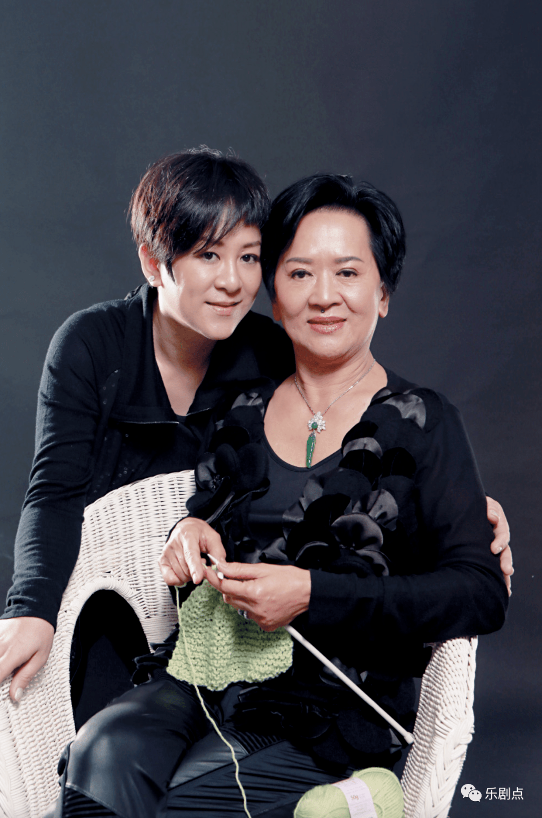 洪金梅女儿邓小艾罕露脸,浓妆艳抹像母亲_邓兆尊_子女_汪曼玲