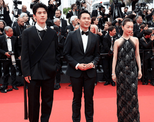 刘昊然再惹争议!抠手上死皮扔沙发缝,对着周冬雨笑