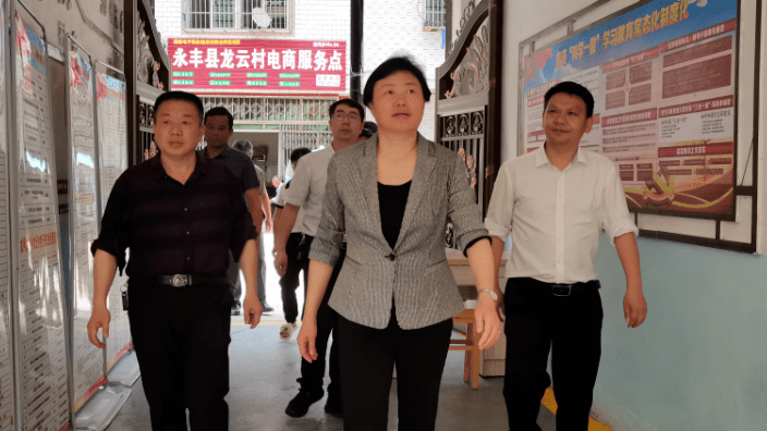 邹卫梅一行在龙冈畲族乡各村实地察看村党群服务中心,认真听取各村在