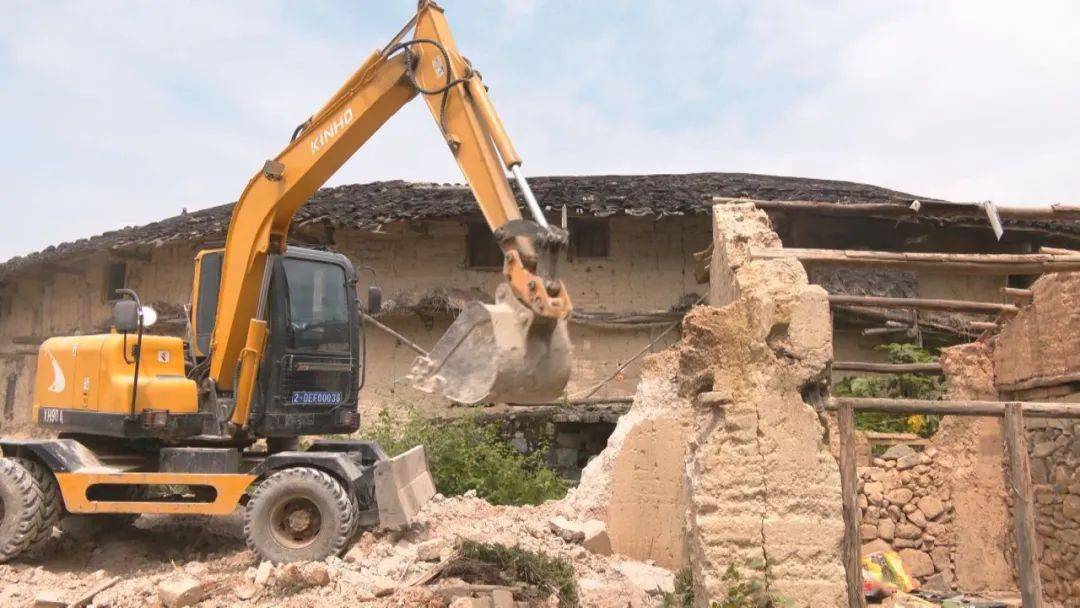 连日来,云霄县马铺乡大仑村持续开展环境整治提升工作,着力"