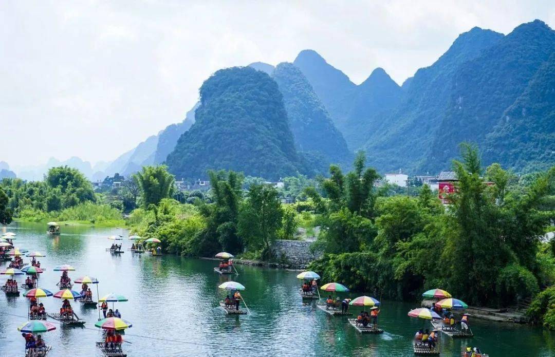 桂林漓江景区是世界上规模最大,风景最美的岩溶山水游览区之一,被誉为