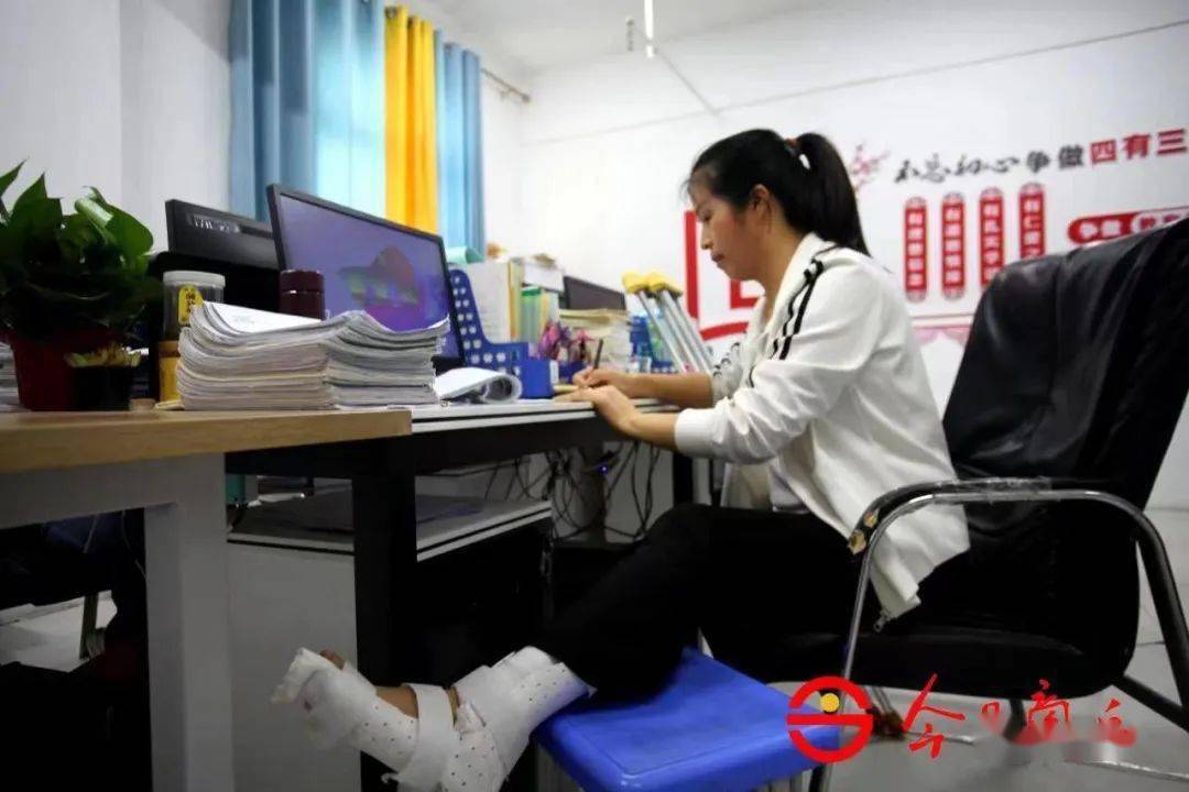 程静老师家住四楼,而教室又在三楼,都没有电梯.