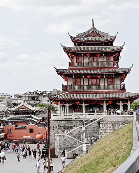广济门城楼原称"广济楼",也称"韩江楼",民间俗称"东门楼",列潮州城七
