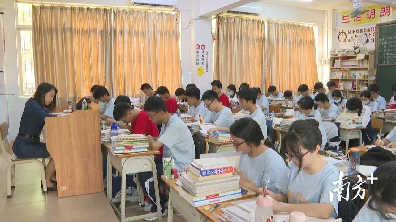 在阳东一中高三课室里,记者看到,每个课桌上都放满了学习资料,学生们