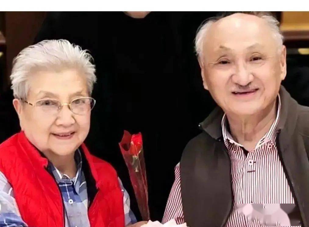 《智取威虎山》"杨子荣"扮演者,88岁童祥苓晒与夫人最新近照,我们夫妇