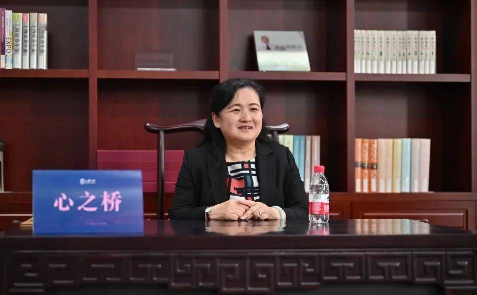 校妇委常务副主任顾莹共同向熊励老师颁发了聘书,聘请其为"心之桥"女