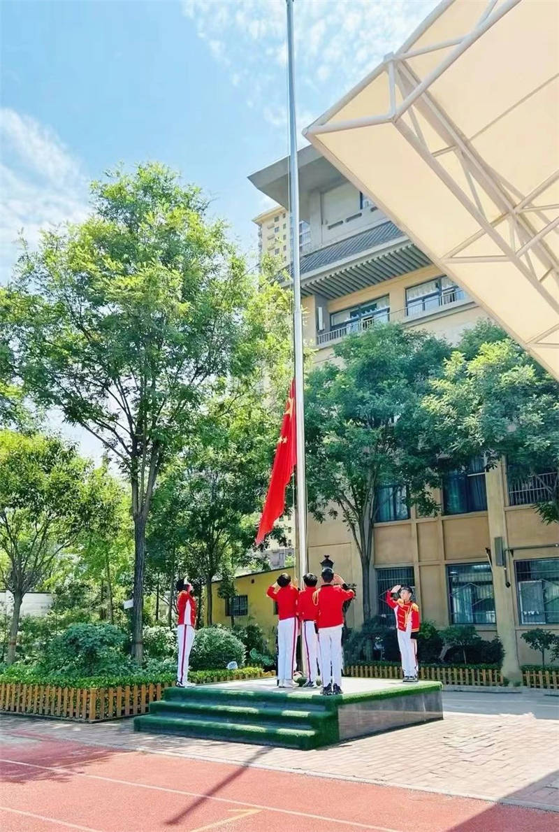 未央区大白杨小学举行新队员入队仪式_队旗_年级_少先队员