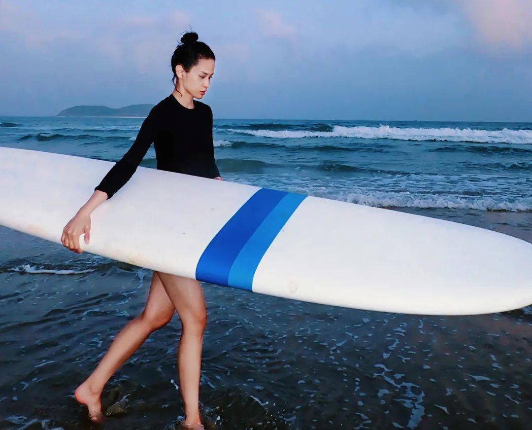 屈菁菁专访|为拍摄《深海危机》锻炼肌肉_生活_角色_运动