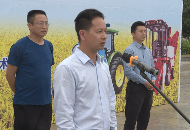 县委副书记杨坤,副县长戴永恒出席启动仪式