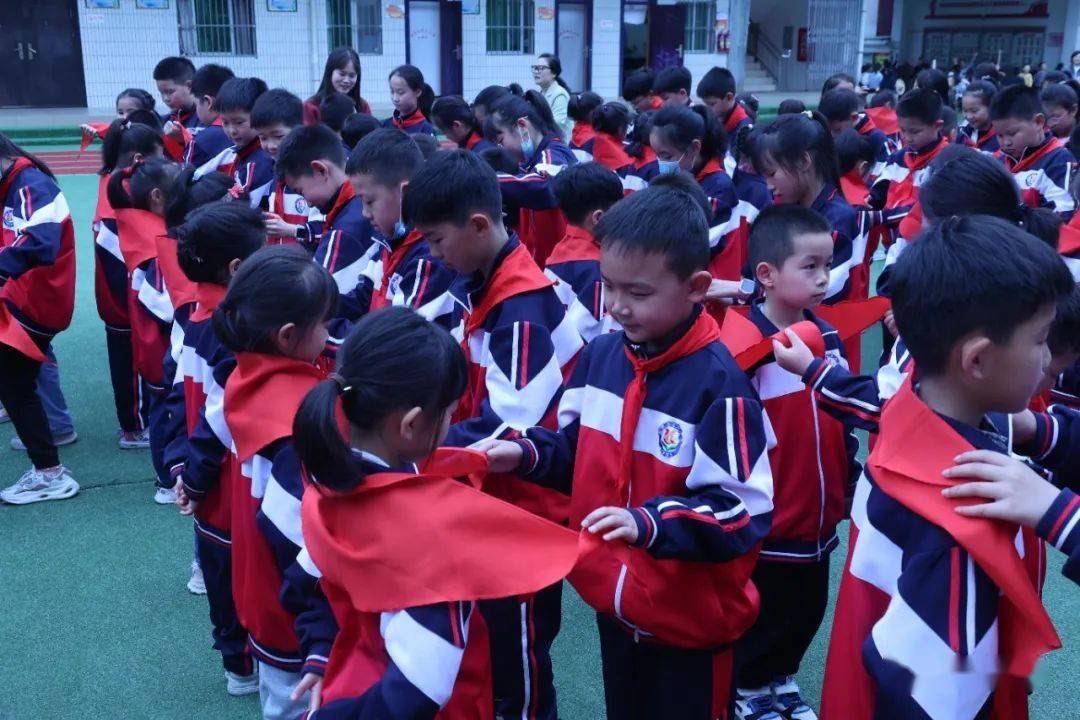 镇安县城关小学2023年迎"六一"新少先队员入队仪式_红领巾_共产主义