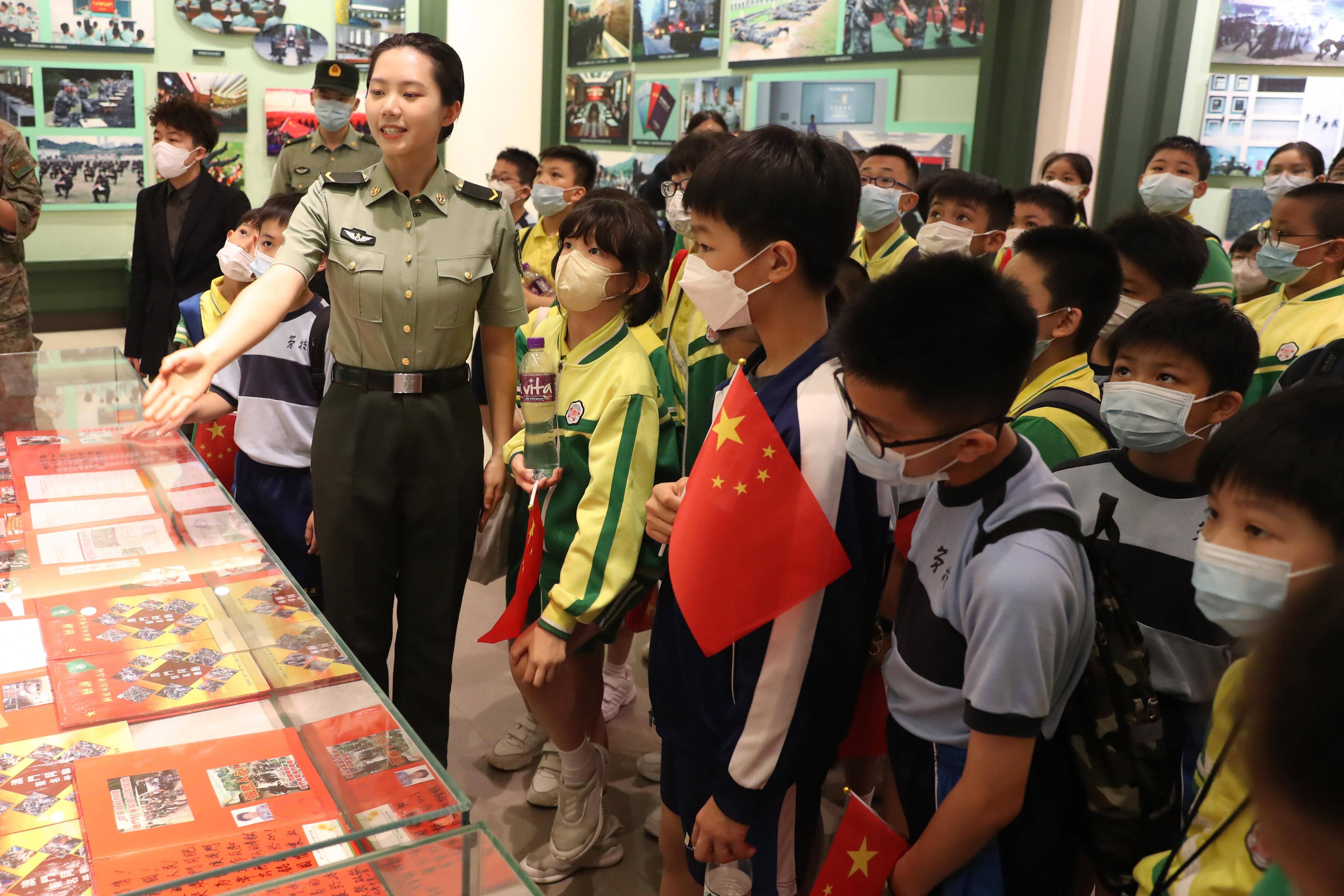 (港澳台·图文互动)爱国爱澳的"种子"在这里播撒——澳门小学生在驻澳
