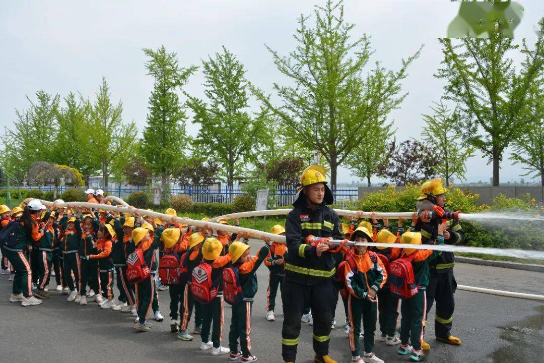北路特勤站消防员 张凯地点:本溪市滨河北路特勤站05队站开放迎萌娃