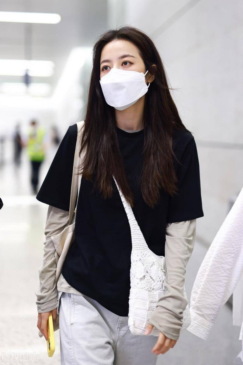 周雨彤现身上海机场,身穿黑色t恤简单低调