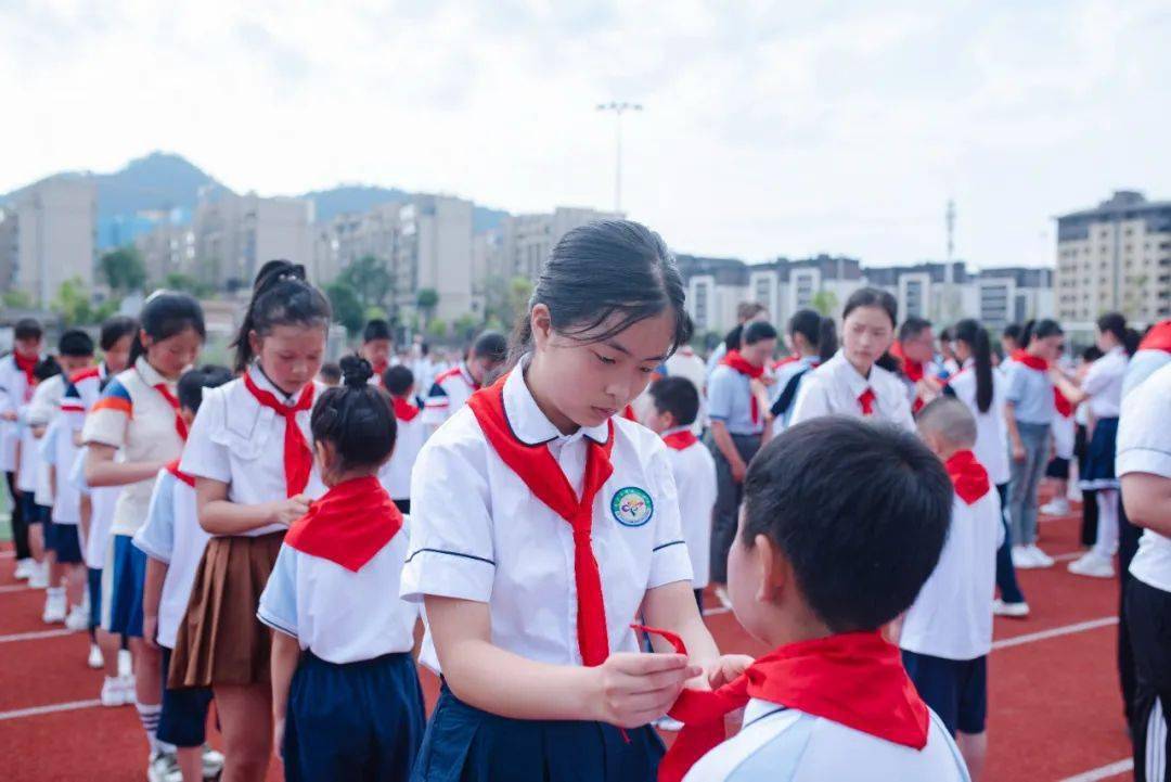 学习二十大 争做好队员| 秀山县鹭秀小学教育集团举行少先队新队员