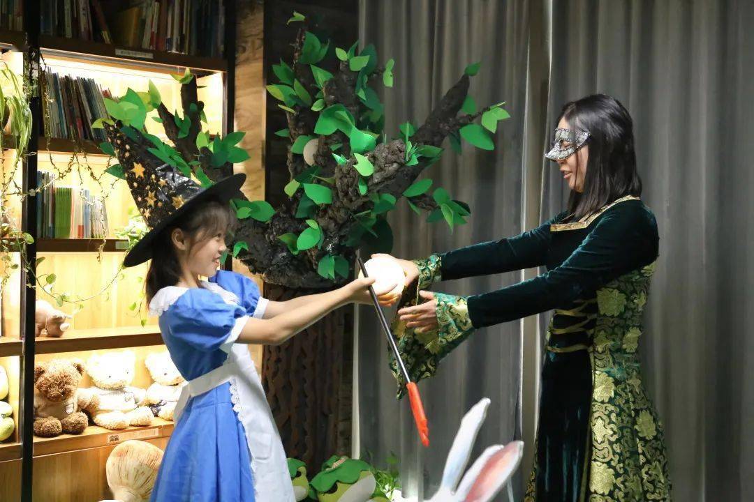 神秘树林里,微弱的暖黄色灯光将小路点亮,青蛙在树下栖息,三月兔一边