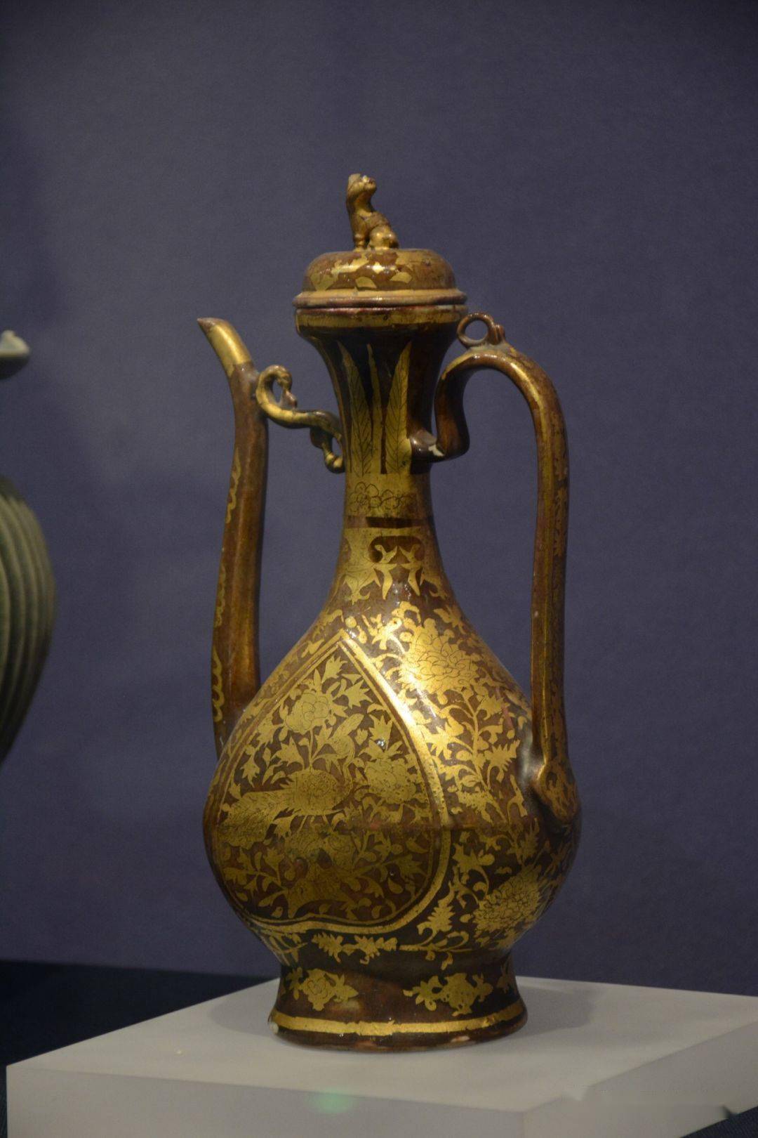 【观往知来】酱釉描金孔雀牡丹纹执壶_长安_大唐_风华