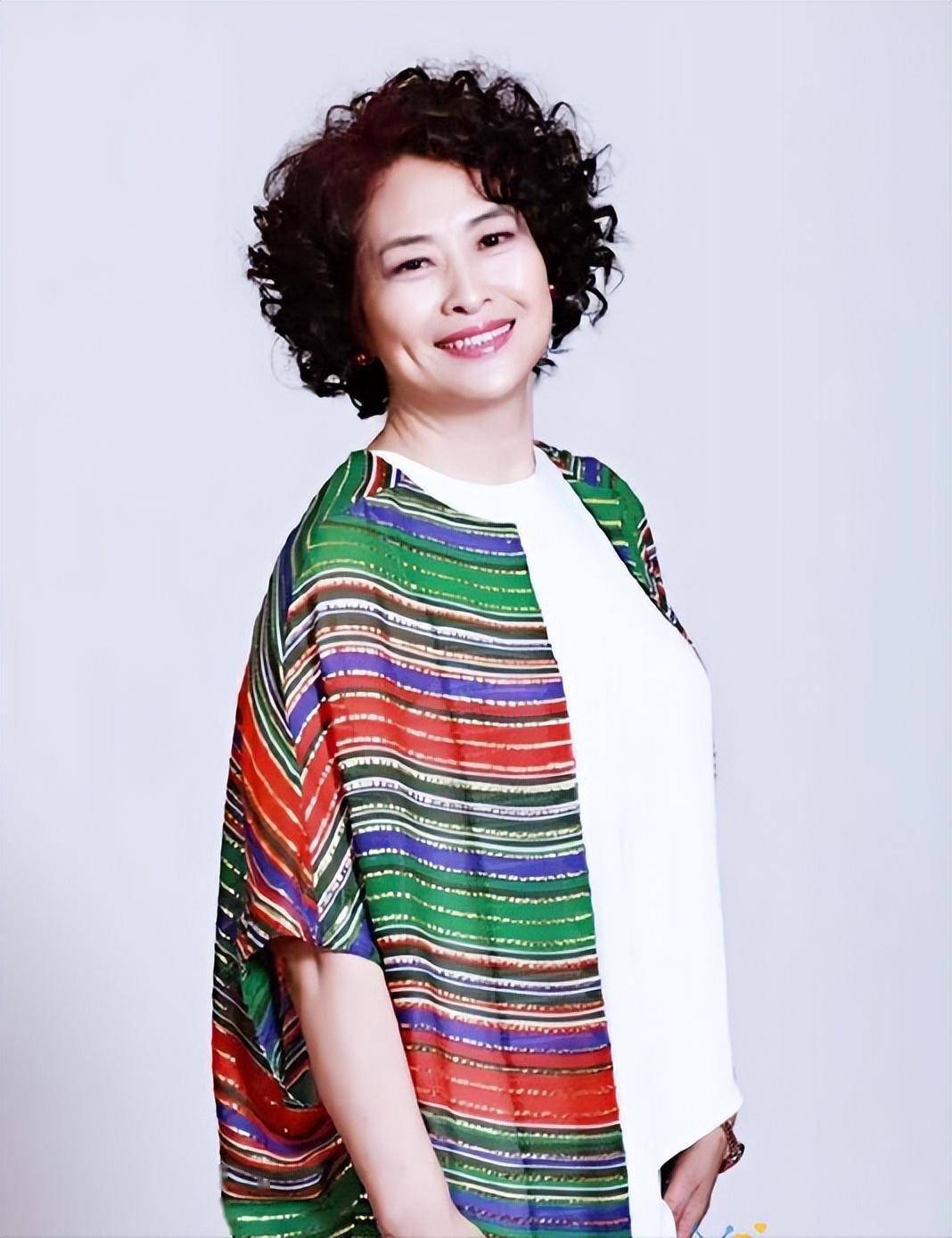 64岁许娣老了也优雅:头发微卷,衣着鲜艳,照样美过年轻人_亮色_颜色