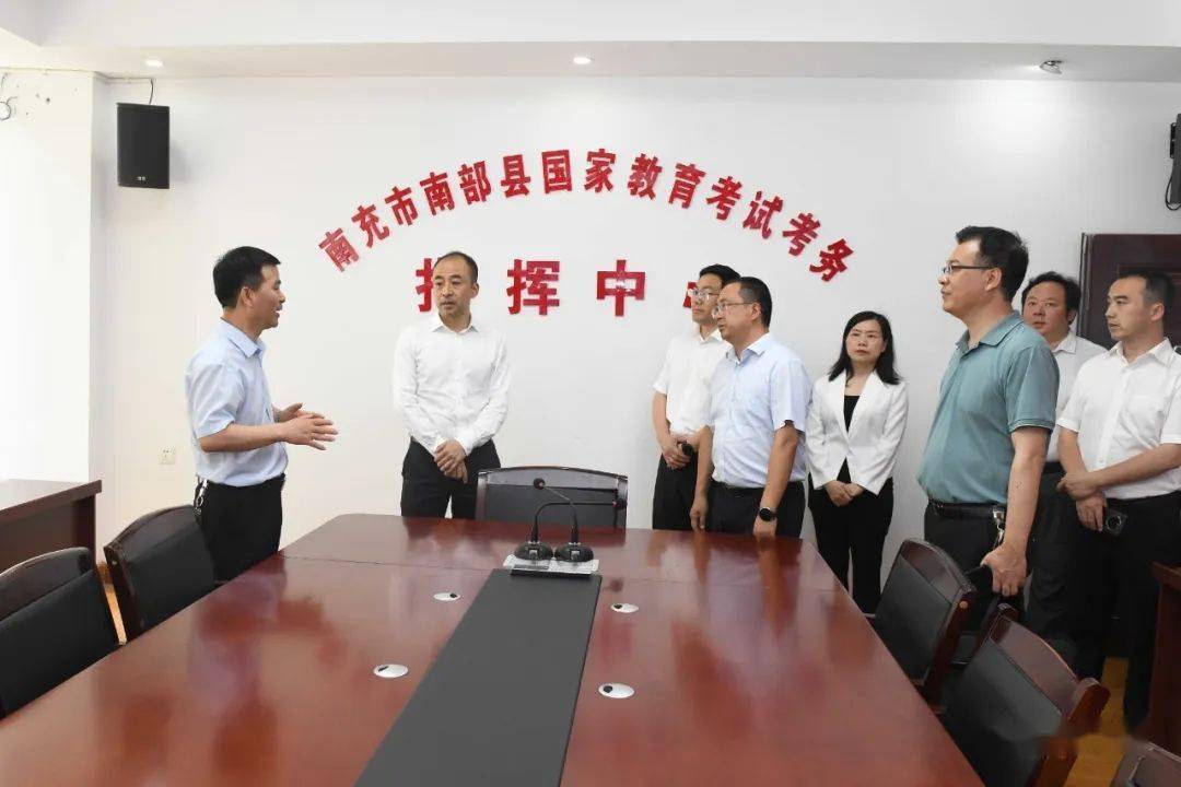 在南部中学,南部二中考点,黄波走进食堂和考生宿舍,检查卫生状况,查看