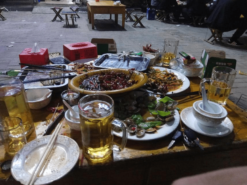 烧烤的夏日生活,但是大家可能也遇到一个问题,就是在酒桌之上有人喝