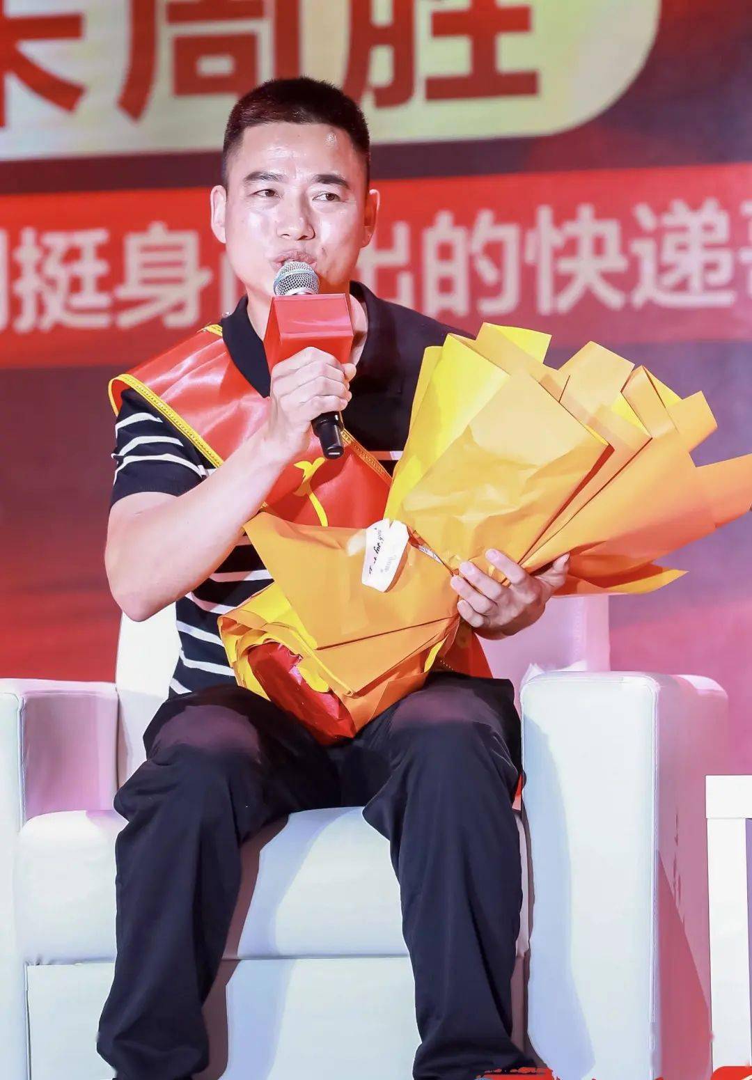 故事的文化站退休职工肖生奎,有潜心制作龙舟60年的非遗传承人李保安