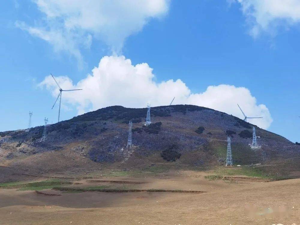 麼波衝高山草甸景區位於華寧縣通紅甸鄉所梅早村麼波衝小組,常年氣溫