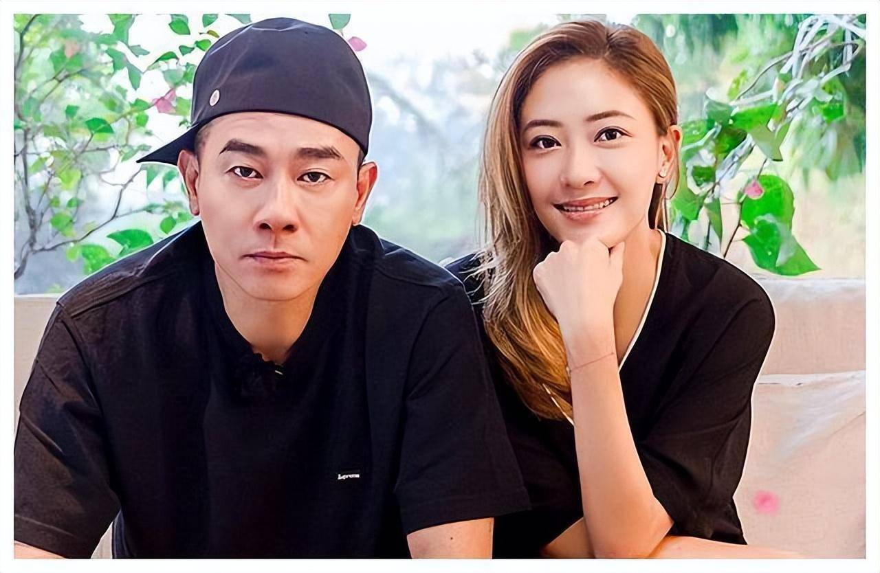 应采儿陈小春晒全家福, 一家四口泳池过六一,幸福惬意!