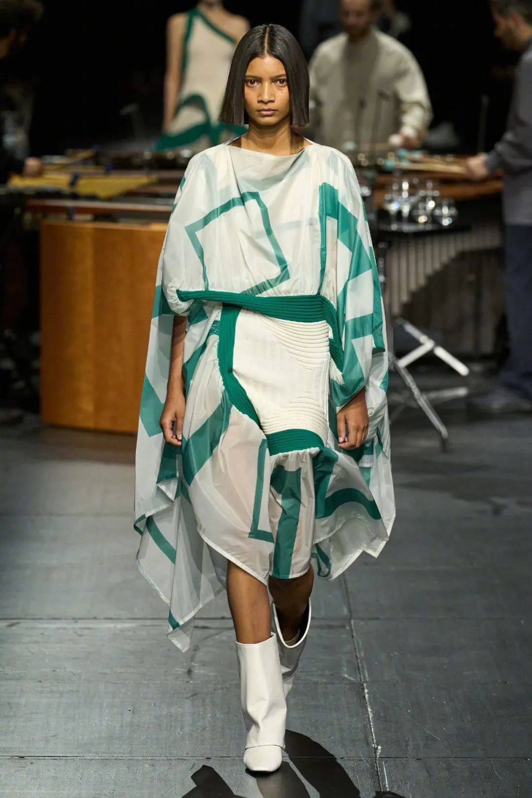 量感褶皱打造时装层次之美_服装_miyake_issey