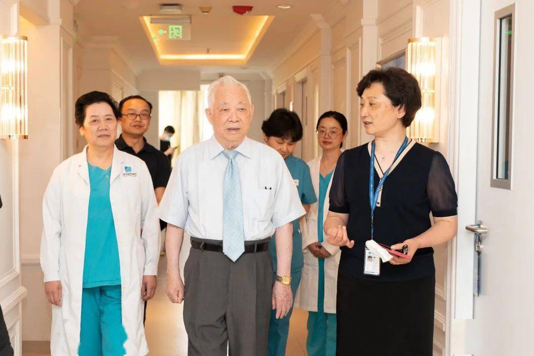 原国家卫生部副部长曹泽毅教授莅临成都安琪儿妇产医院视察指导工作