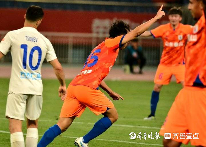 黄政宇首次进球万分激动！泰山队对大连人队上半场二比零领先_齐鲁_济南_体育场
