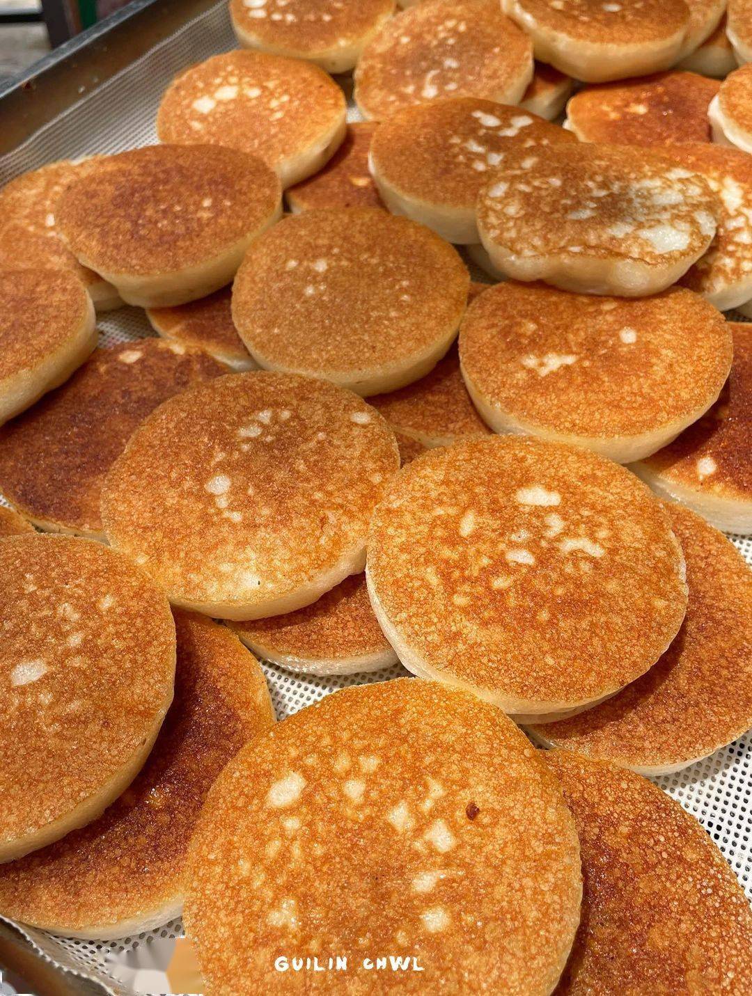 在桂林这个不起眼的通道口,找到了5毛钱的烤米糕!_小吃_门店_传统