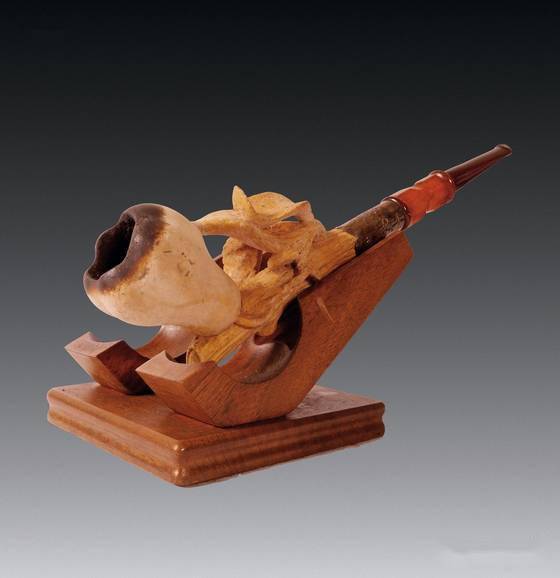 烟斗是男人最好的饰物与玩物.它代表着男人独有的阳刚,成熟与勇敢.