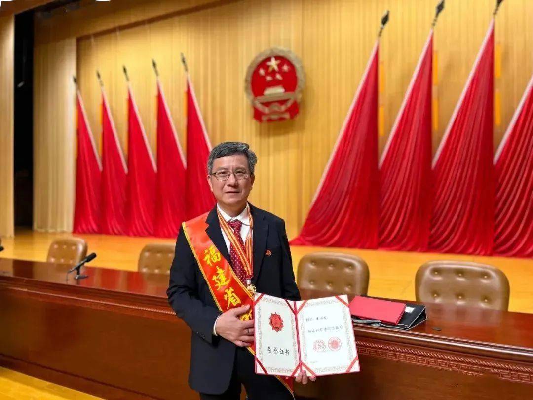 2013年,由于竞争对手不断挤压市场,李小松主动请缨带领工程片项目转型