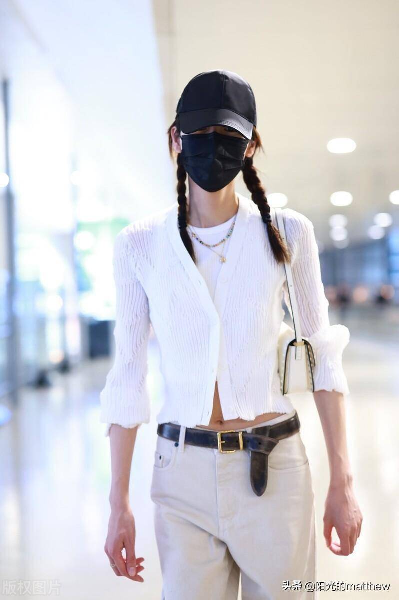 街拍:刘雯纯色上衣戴棒球帽潇洒自如_上海_机场