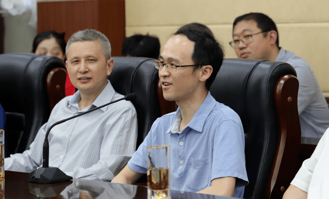 数学家张伟校友回到母校参观交流_成都七中_麻省理工学院_研究