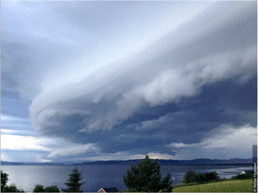 层云型的成员,依次为卷层云(左上),高层云(右上),层云(左下),雨层云