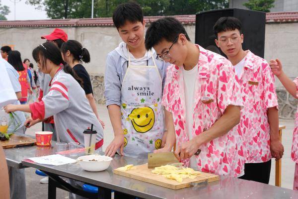 近日拍攝的貴州省務川中學高三學生在參加