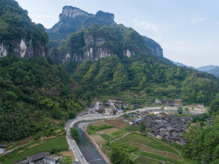 公路邂逅苗寨别样村光:将"流量"转化为"留量"的文旅挑战_媒体_乡村