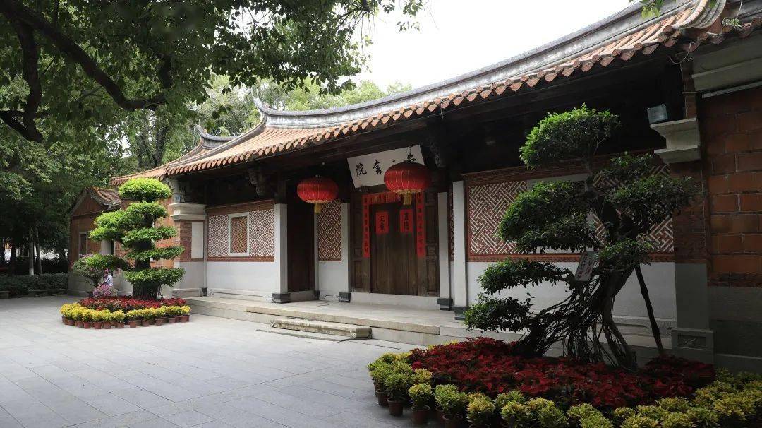 园内建有崇正书院,"三洲芳草"牌坊,涵碧亭等景点,绿化布局以植物造景