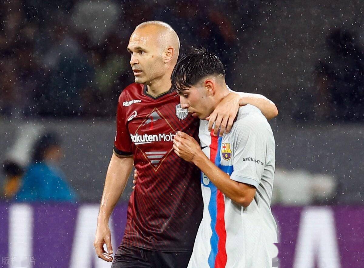 球迷怀念哈白布 伊涅斯塔首发 20岁小将3分钟2助攻 巴萨完胜日本劲旅